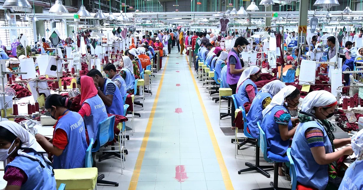 Worker Rmg Bd Global demand crunch pinches RMG, exports stagnant in first 5 months of ...