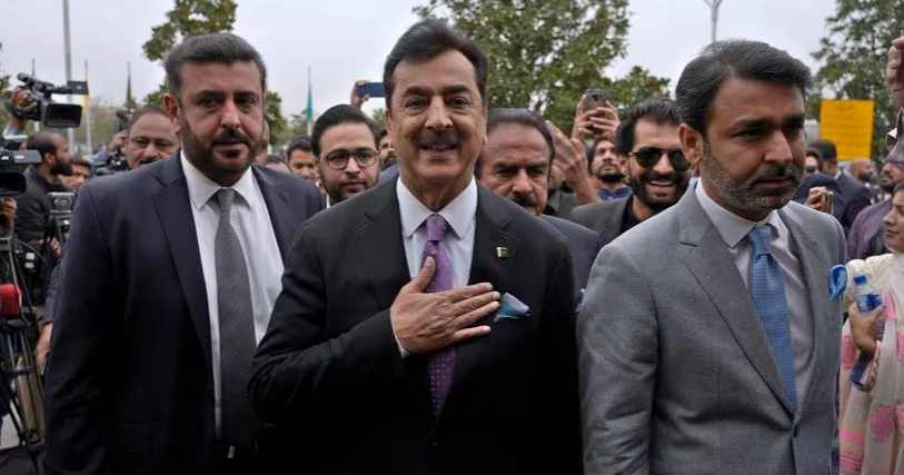 Pakistan swears in new parliament amid chaotic scenes, as Imran Khan's party protests vote count