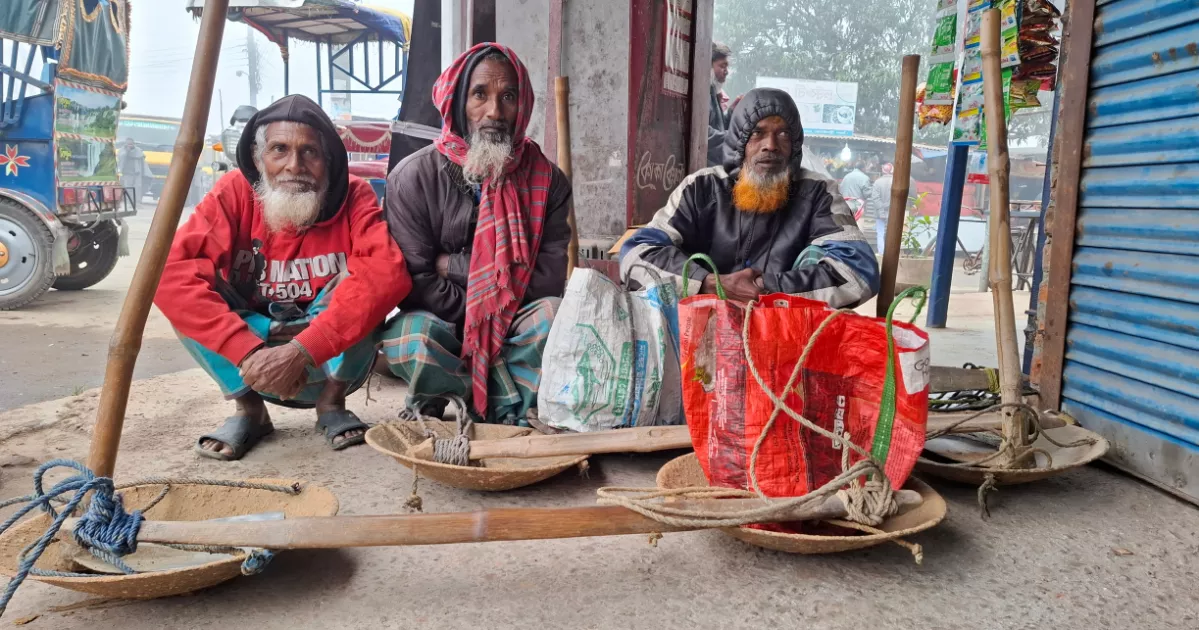 Naogaon shivers in cold as temperatures drop