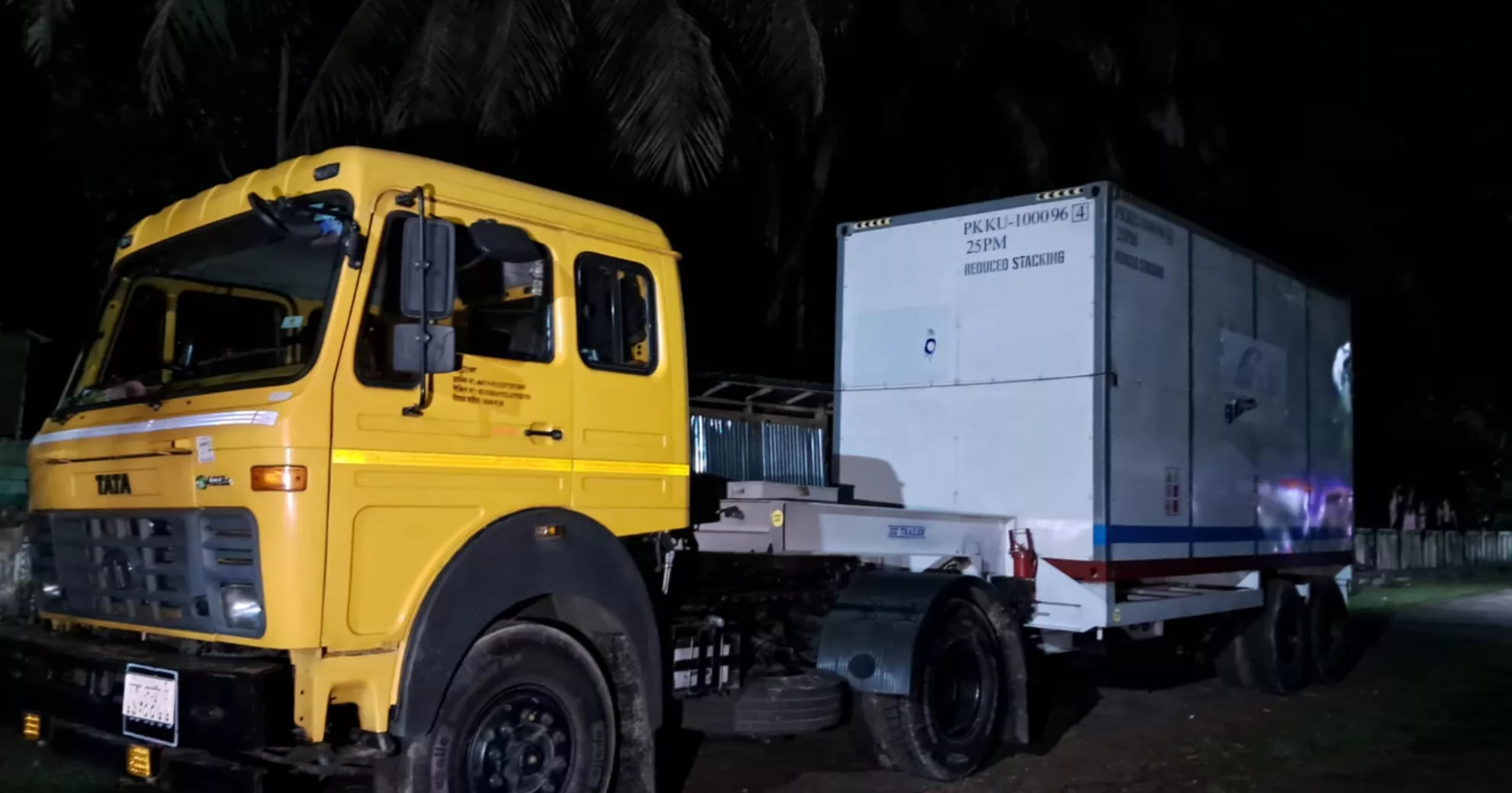 Students, locals block Dhaka-bound vehicle demanding gas distribution in Bhola