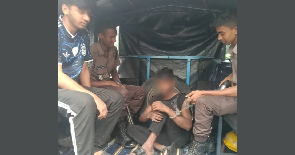 Traffic policemen detain alleged snatcher at Banani