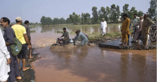Pakistan rushes to rescue thousands trapped by Punjab floods