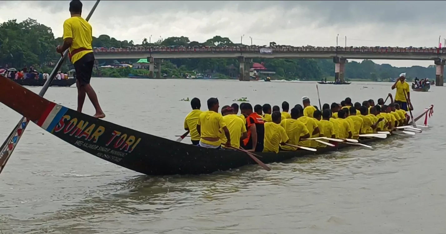 Traditional boat race held on Kaliganga in Manikganj
