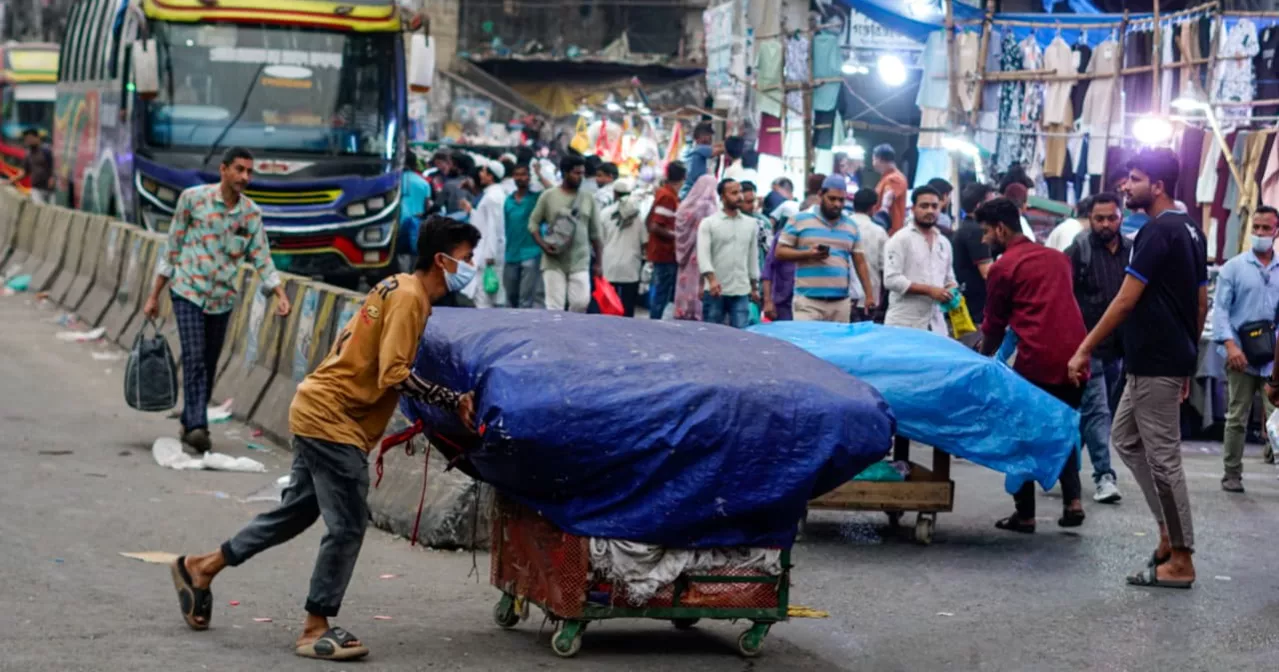 Dhaka dwellers struggle with footpath occupation by hawkers during Ramadan