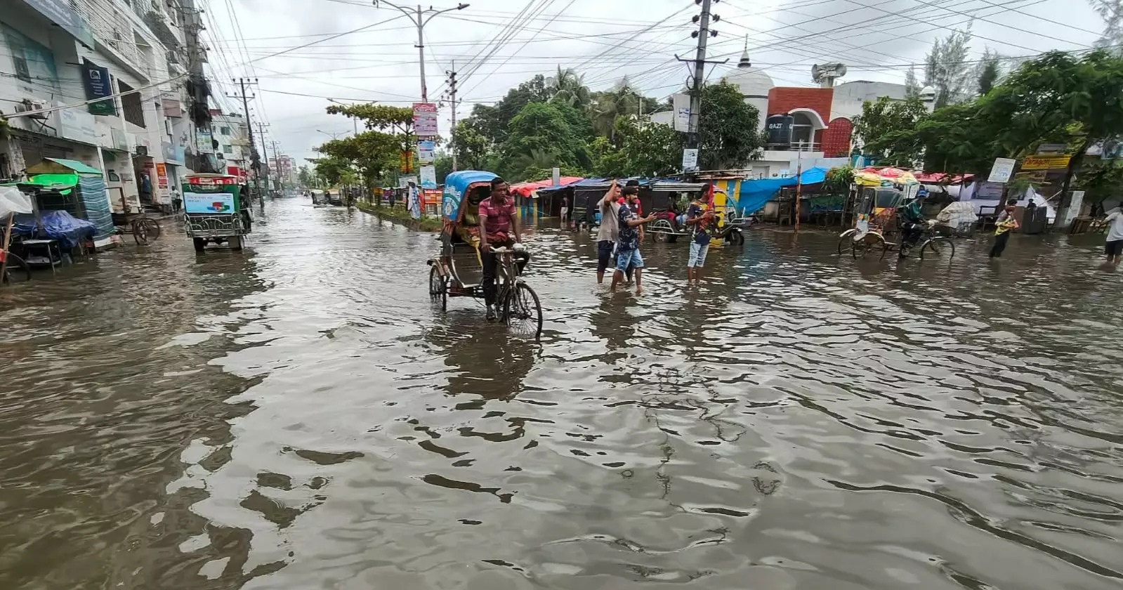 Heavy rains inundate parts of Khulna; effectiveness of Tk 823cr drainage project questioned