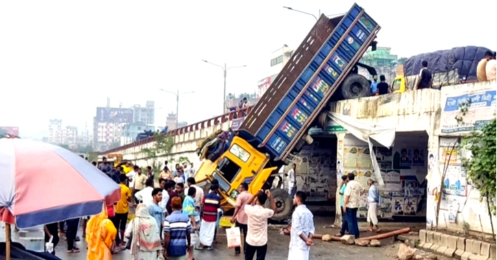 Truck loses control on Fatullah overpass, rickshaw driver killed in chaos