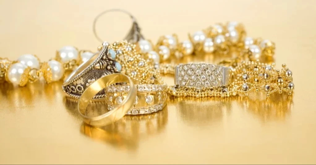 Gold prices rise after two consecutive cuts