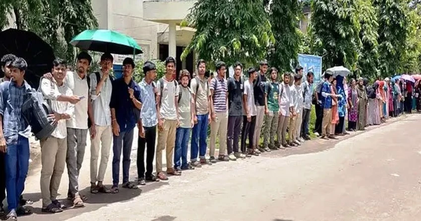 SUST students protest ‘inappropriate proposal’ to female peer