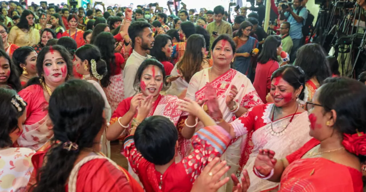 Sindur, dance and music mark Bijoya Dashami in Dhaka
