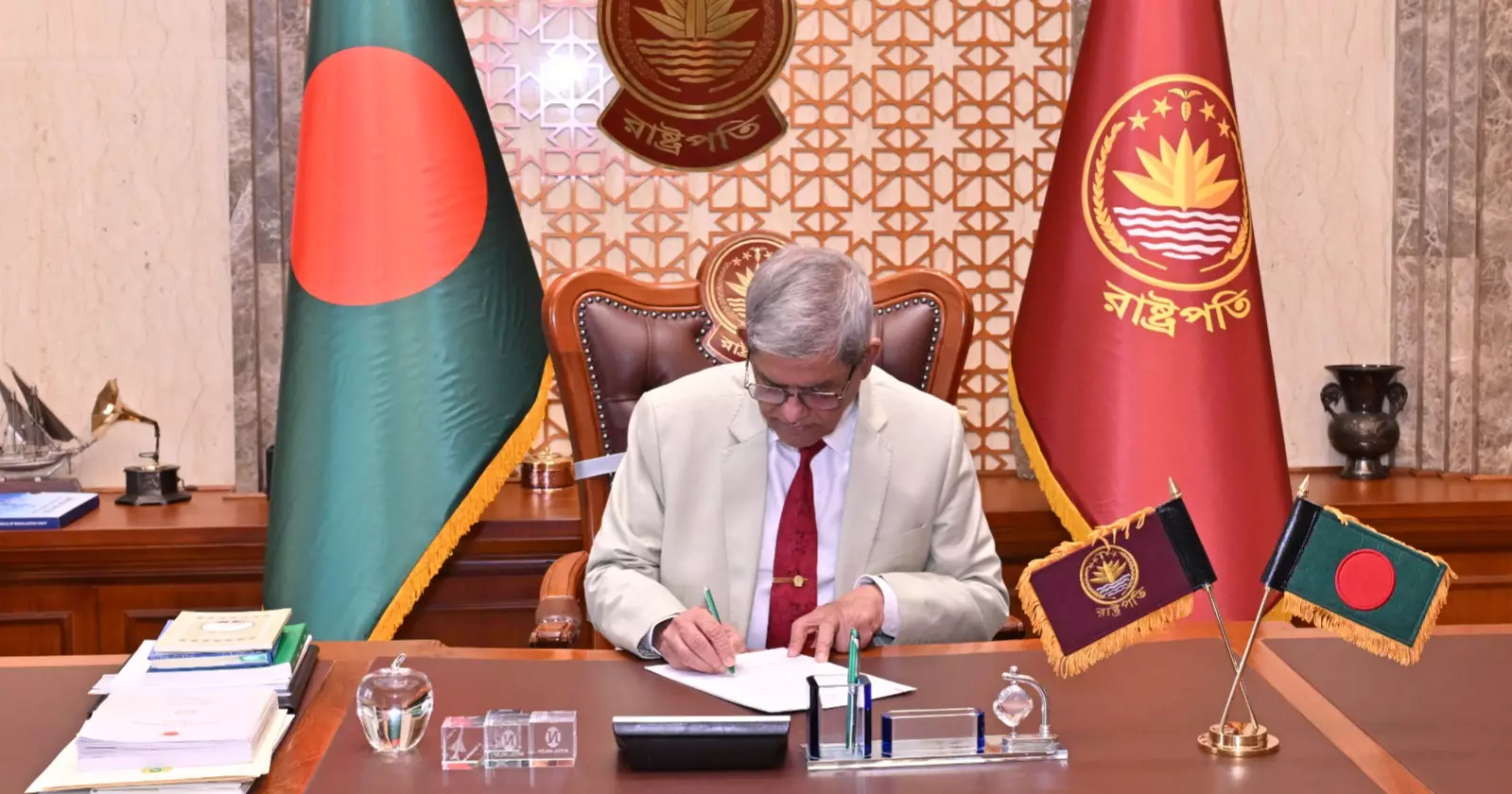 President Mirza Fakhrul moves to Bangabhaban, begins official duties