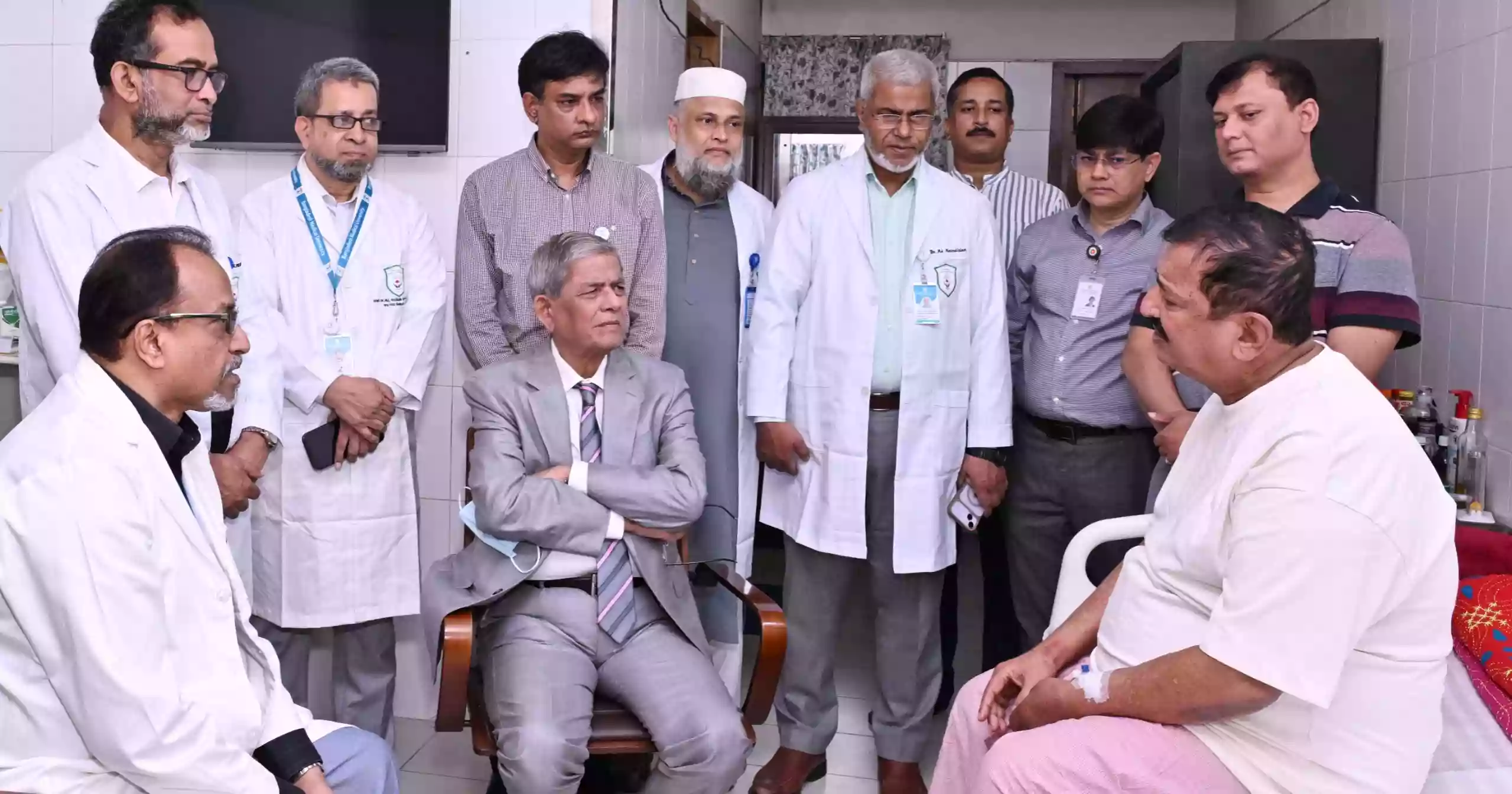 President visits ailing Land Minister Minu at hospital