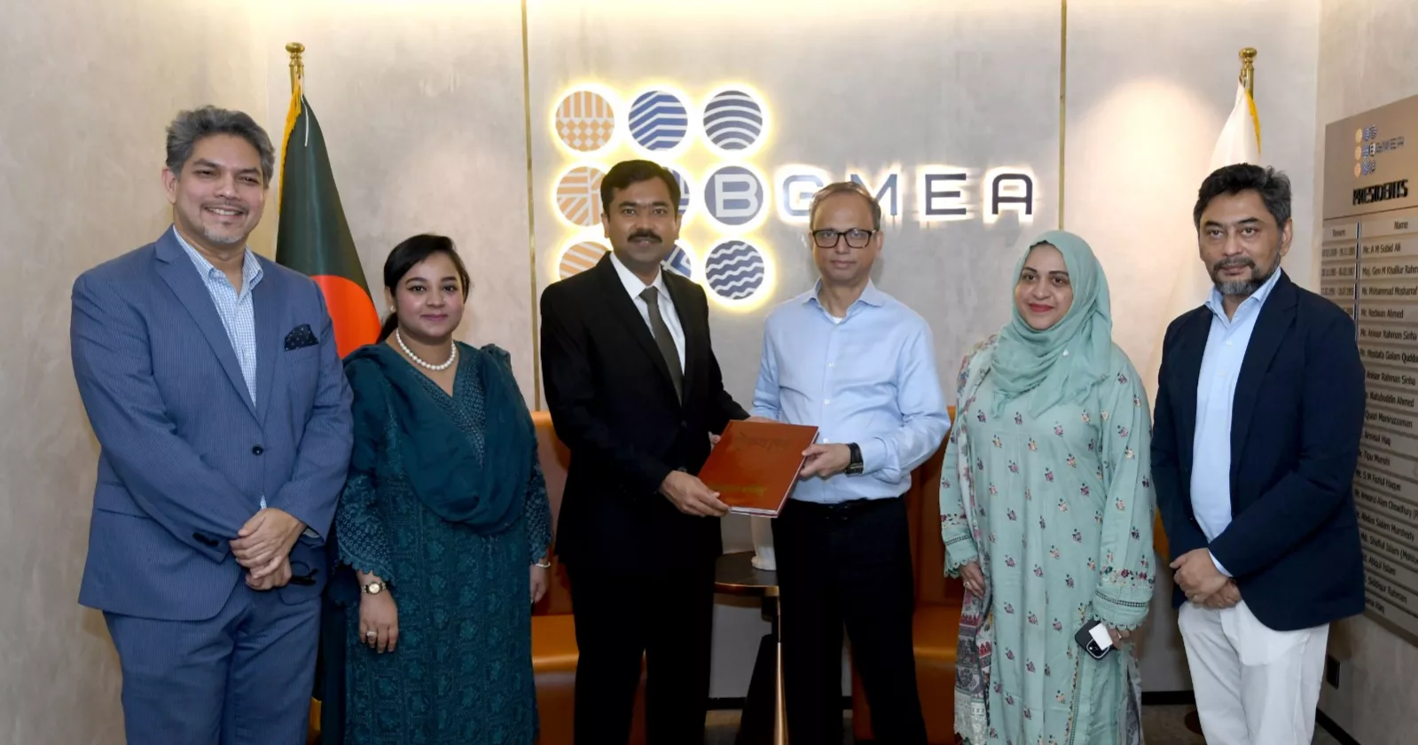 Pakistan envoy meets BGMEA president, discusses trade ties