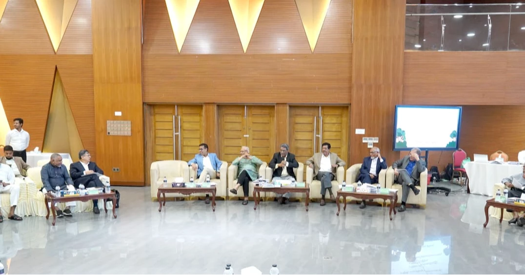 Reform dialogue resumes; 3 parties stage symbolic walkout