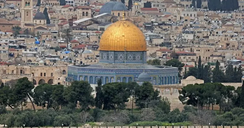 Israel reopens Jerusalem holy sites