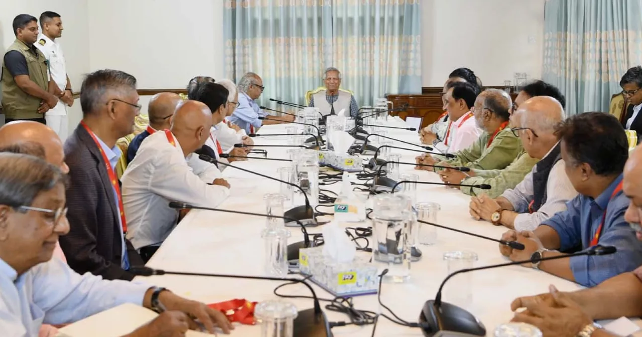 Reasonable tenure for interim govt: Chief Adviser holds talks with top editors