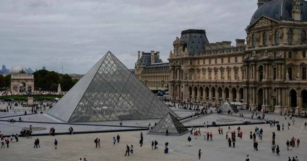 Louvre Museum closed after jewellery theft