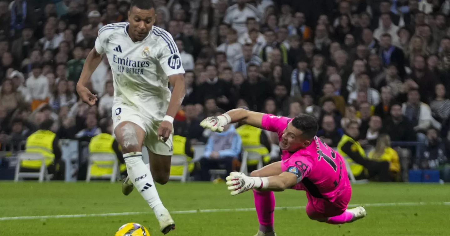 Mbappé reaffirms his commitment to France after missing recent games