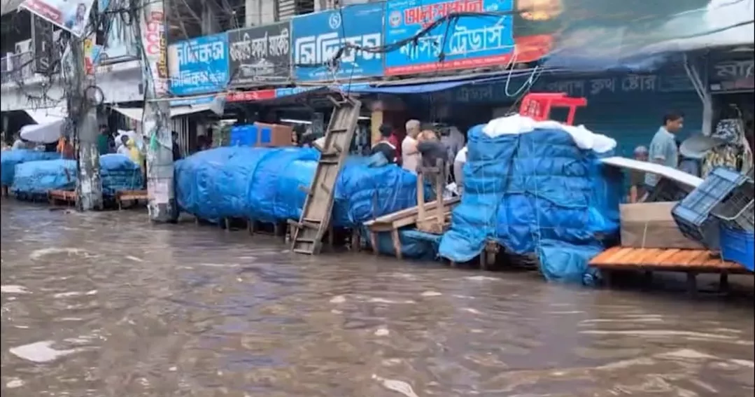 Heavy rain inundates Dhaka markets, traders race to save goods amid severe waterlogging