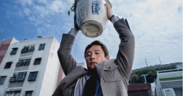 Movie Review: Park Chan-wook’s ‘No Other Choice’ is a razor-sharp Korean thriller