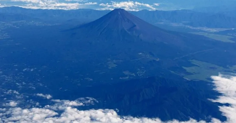 7-year-old left alone on Mount Fuji for hours as father continues hike