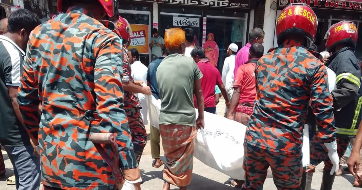 Mother, son crushed under truck in Dinajpur