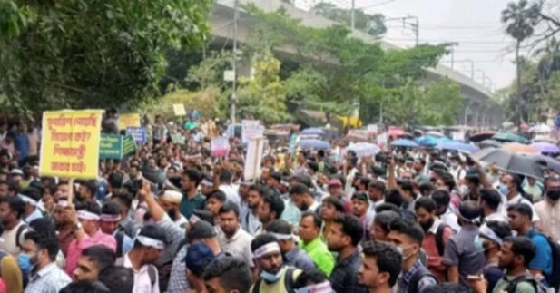 Recommended primary teacher candidates stage protest at Shahbagh