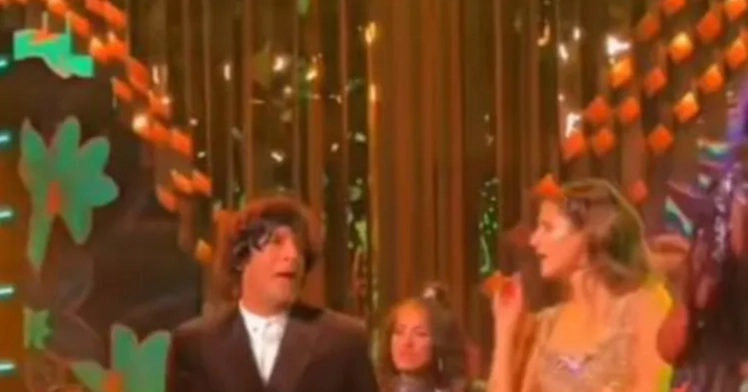 Ananya Panday joins father Chunky Panday for a joyful dance to Main Tera Tota at awards show