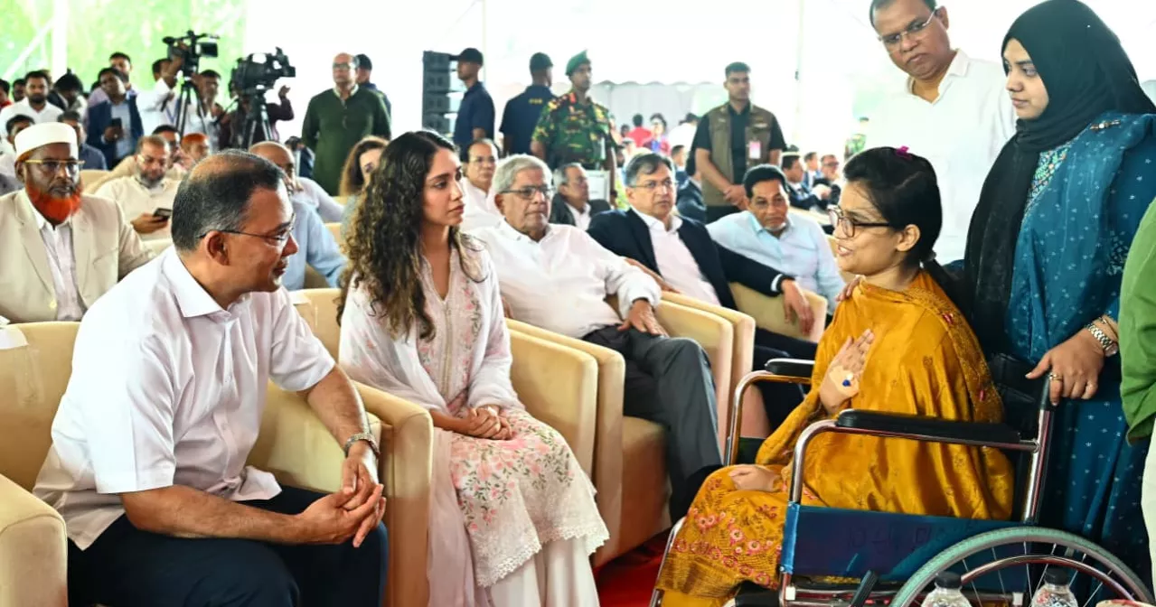 PM talks to injured July warrior Mitu at Memorial Museum opening