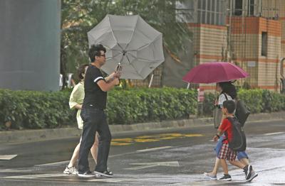 2 dead as storm triggers landslides, hits south China coast