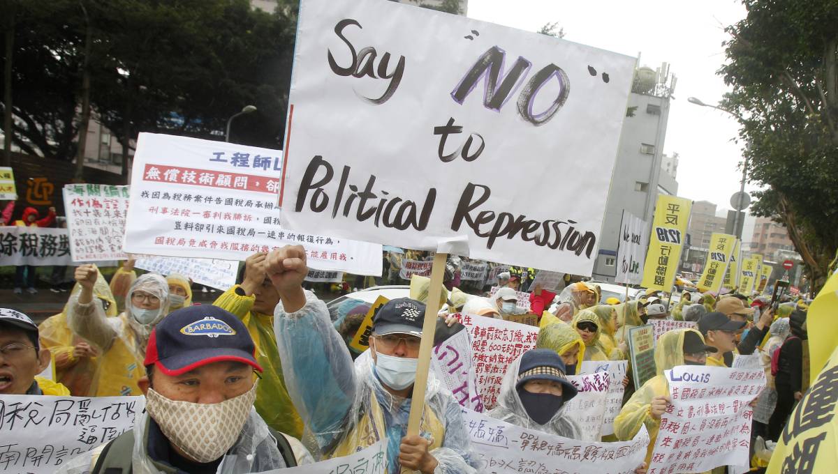 1,000s of Taiwanese protest taxes with nod to French rallies