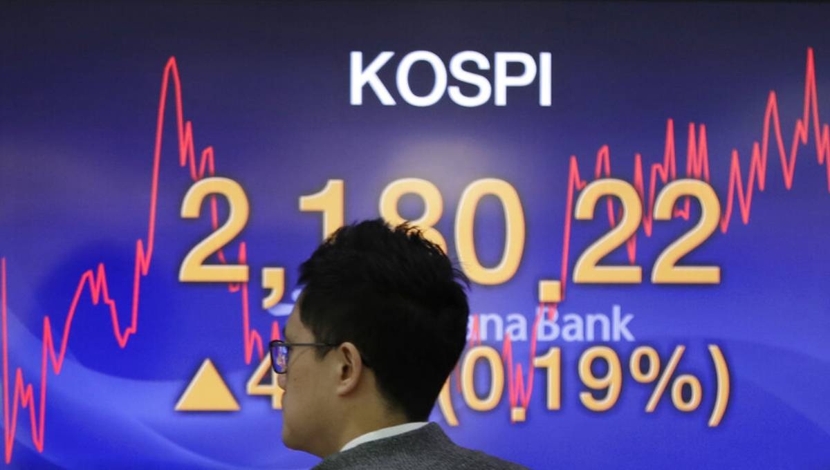 Asian shares advance as investors watch US-China trade talks