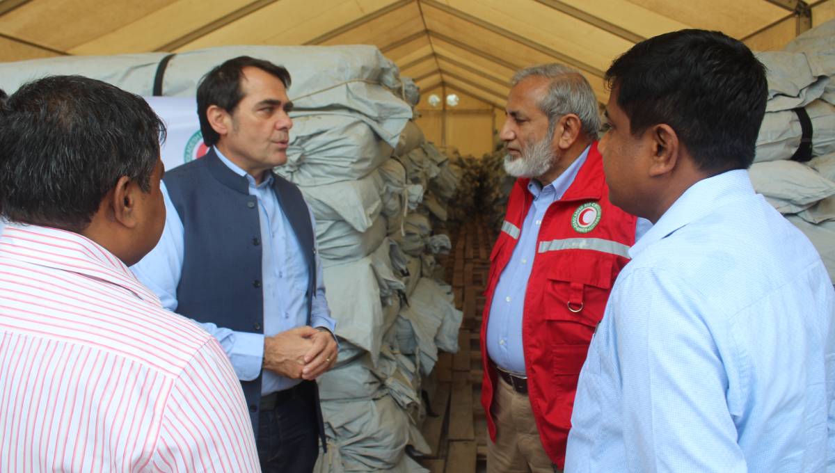 UNHCR provides emergency tents for flood-affected families in Bangladesh