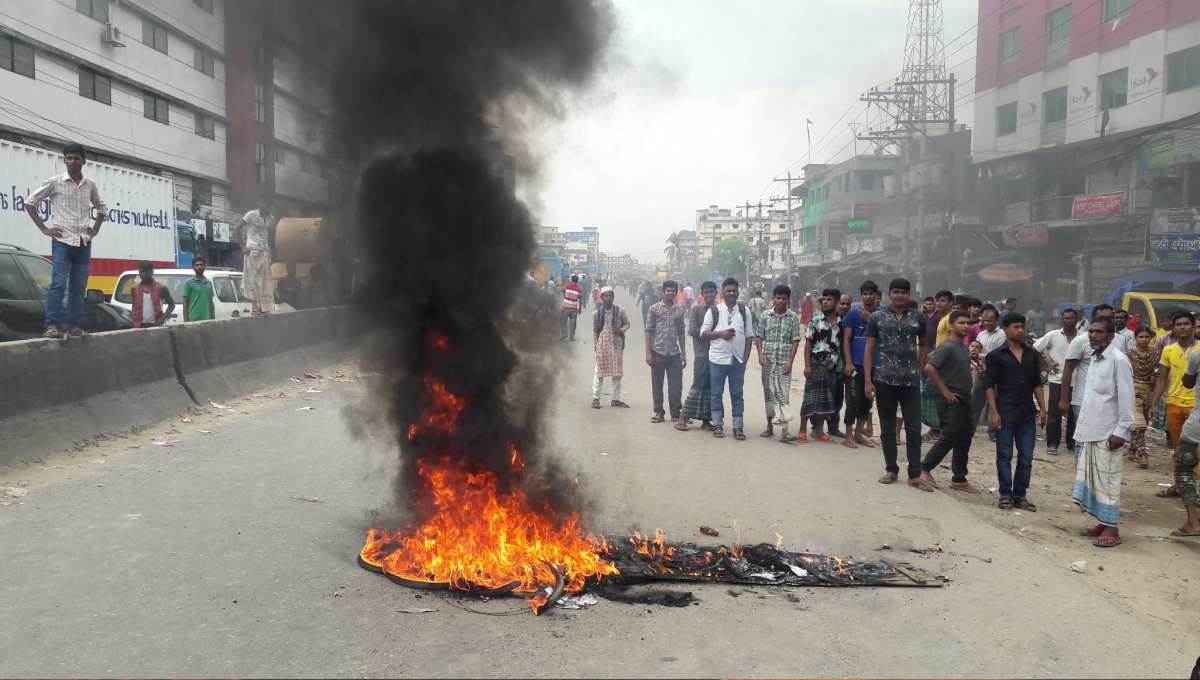 20 hurt as cops charge baton on RMG workers in Gazipur