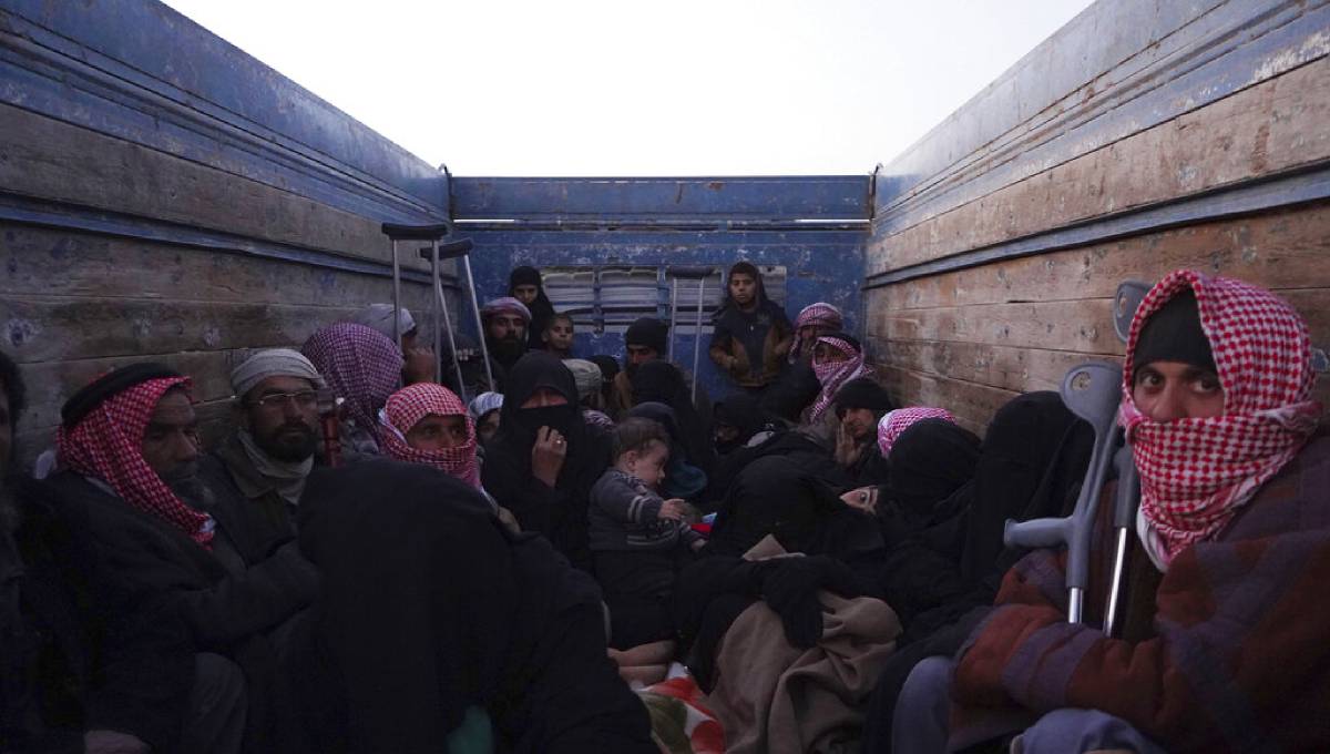 Hundreds leave IS-held area in Syria as fighting slows down