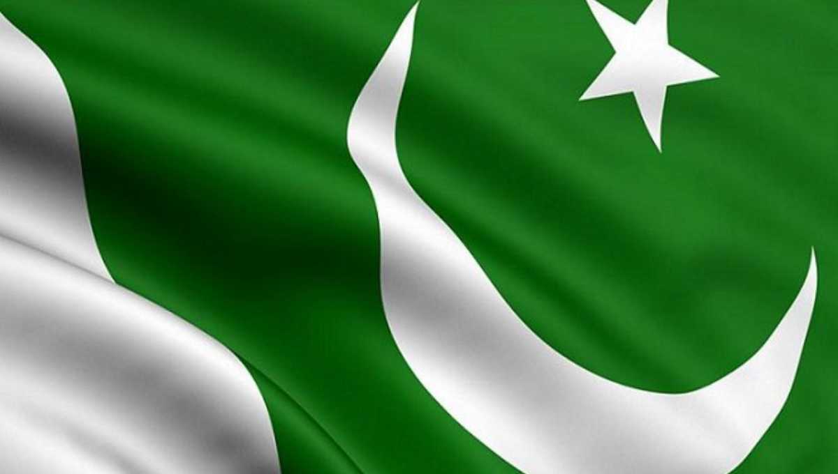 Pakistan's currency plunges again as country seeks IMF loan