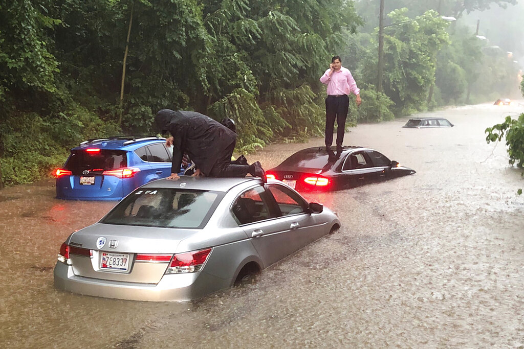 Rains strand Washington drivers, flood White House basement