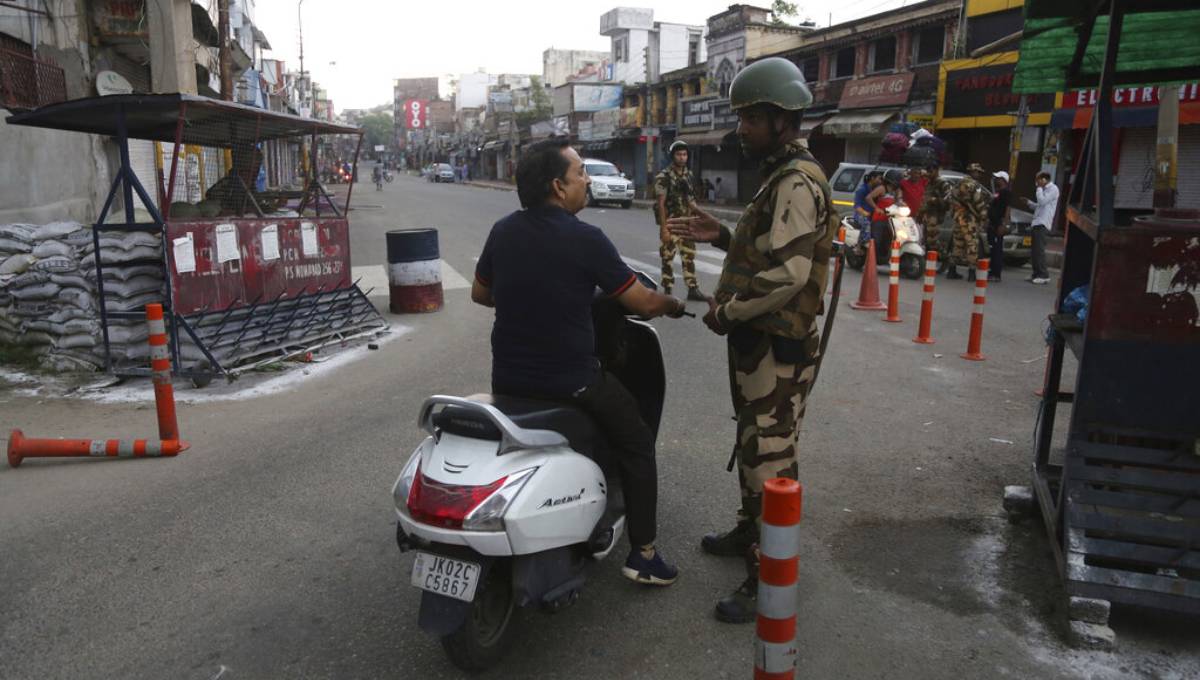 Pakistan PM calls Muslim leaders over Kashmir