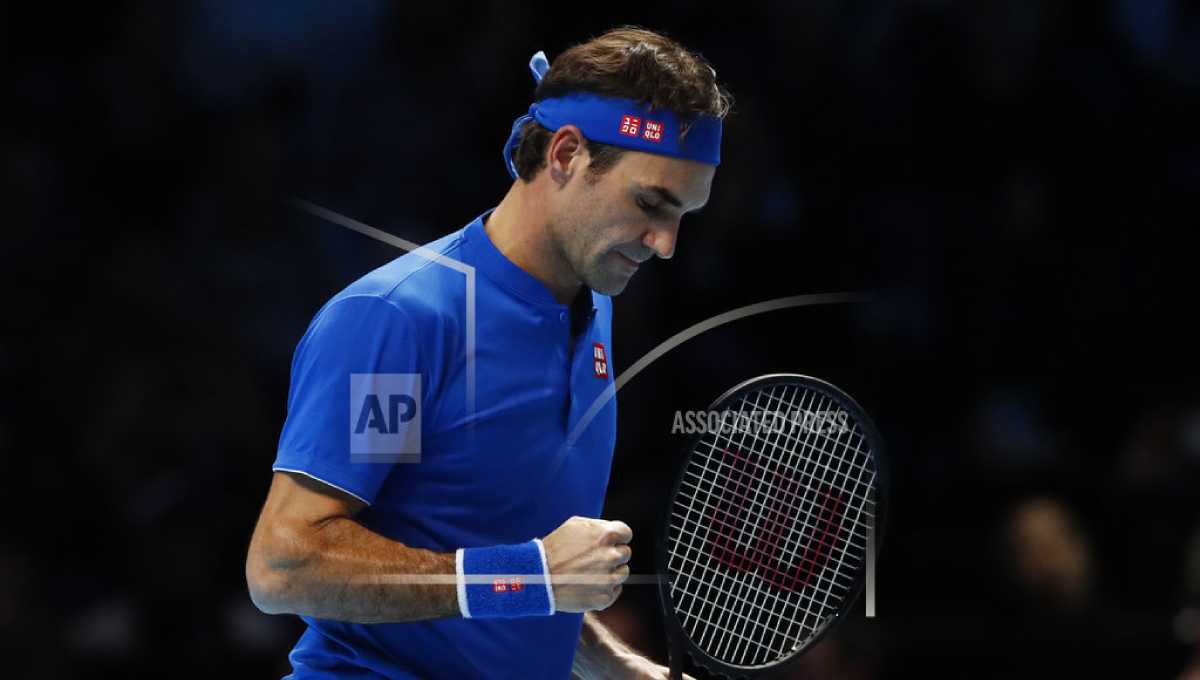 Federer beats Thiem to get back on track at ATP Finals
