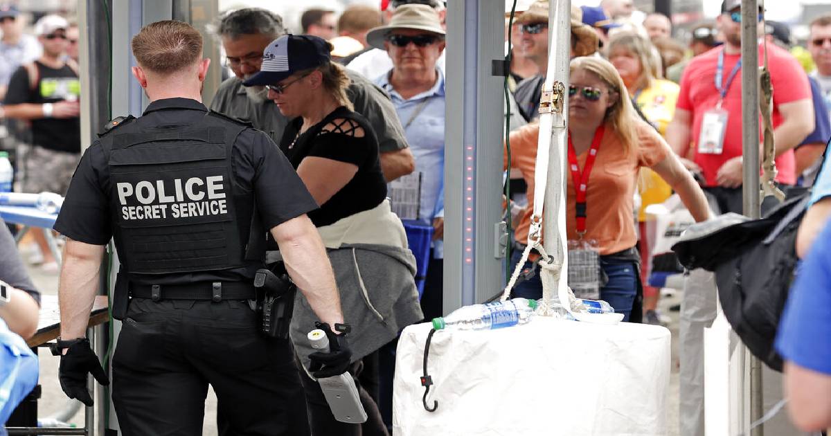 Trump fans wait in long lines to see president, Daytona 500