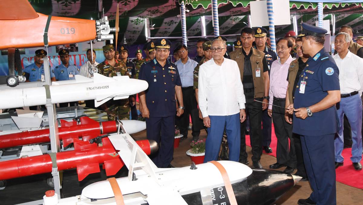 President visits Combined Military Hardware Display