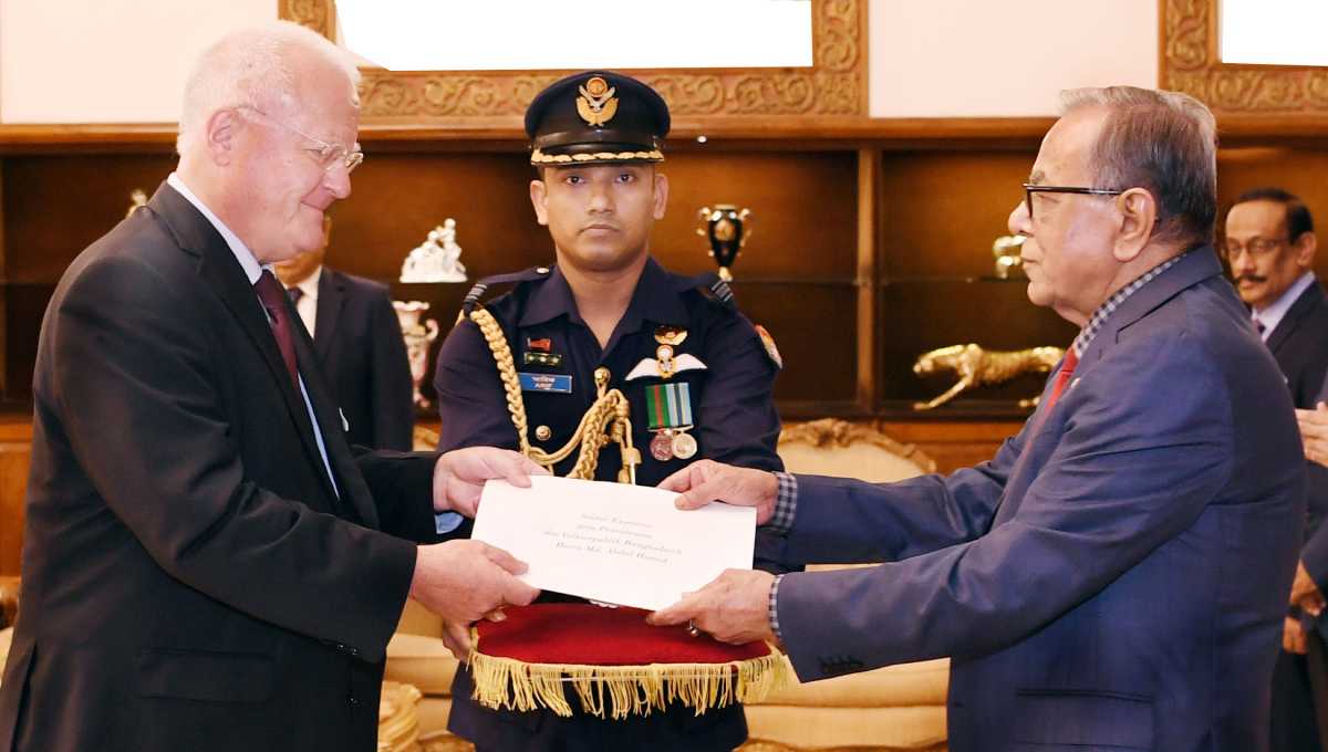 German, North Korean envoys present credentials to President