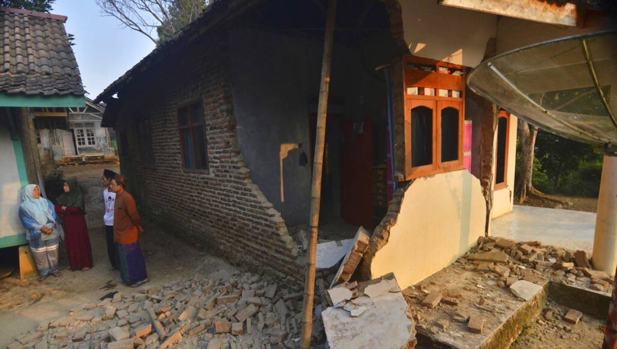 4 dead after quake hits off Indonesia's Java island