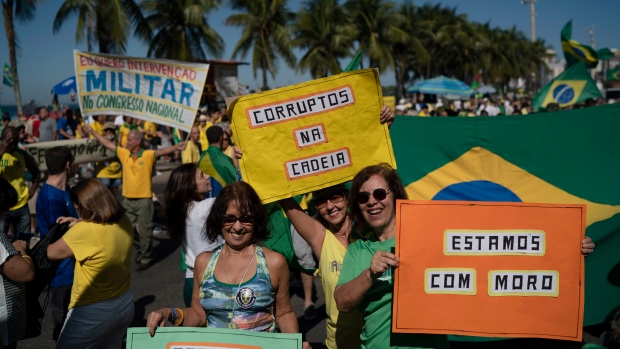Thousands rally to back Brazil's president, justice minister