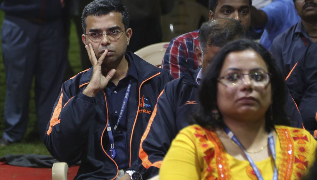 India loses touch with lander on its final approach to moon