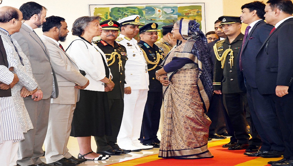 PM flies to London en route to New York 