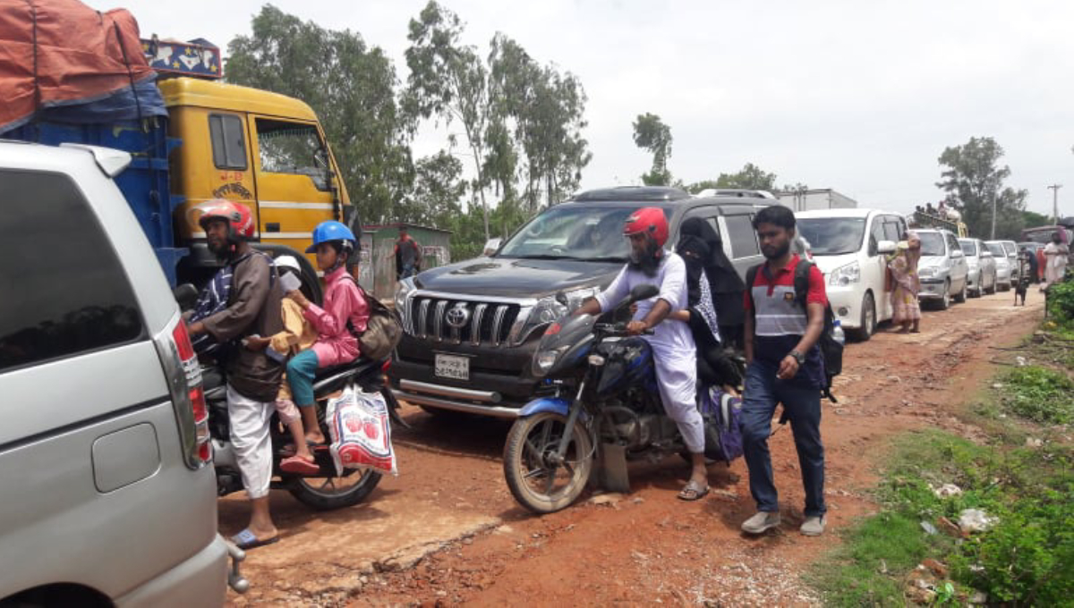 Tailback extends from Paturia to Manikganj