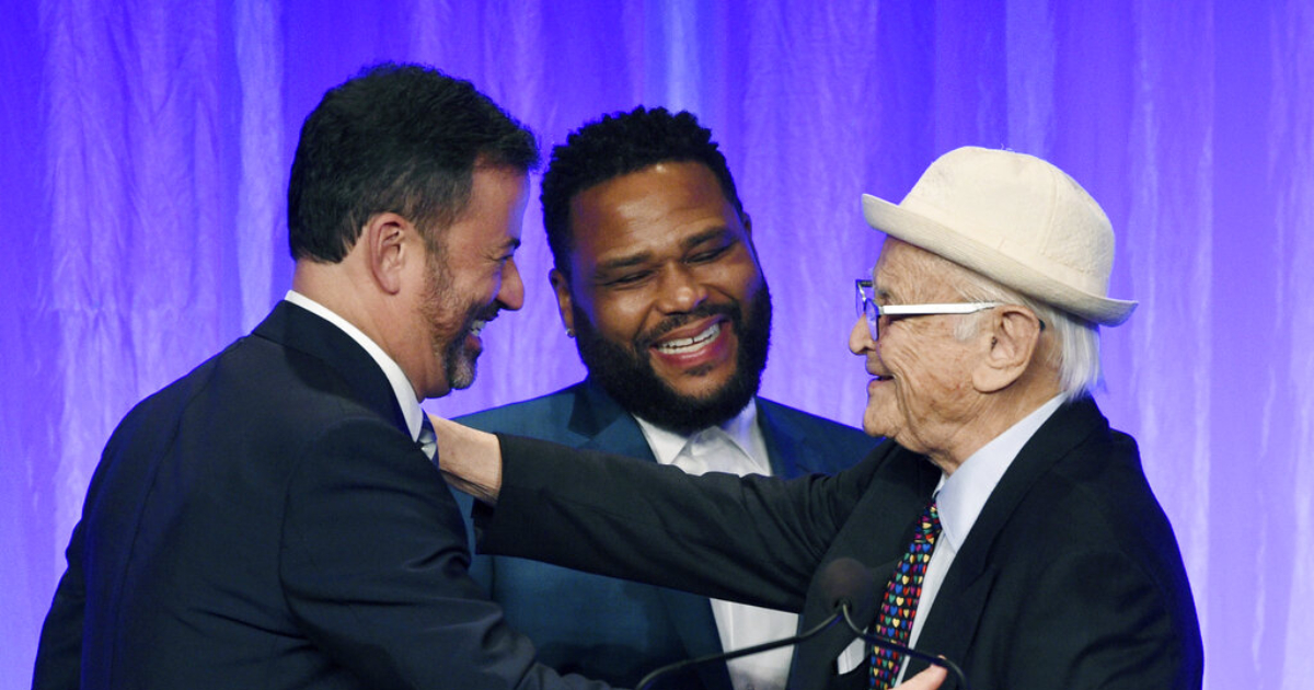 TV comedy greats take a bow, make 'em laugh at ceremony