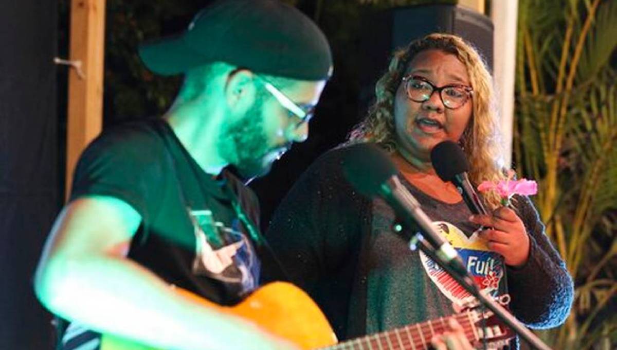 Bus singer gives voice to Venezuela's growing diaspora