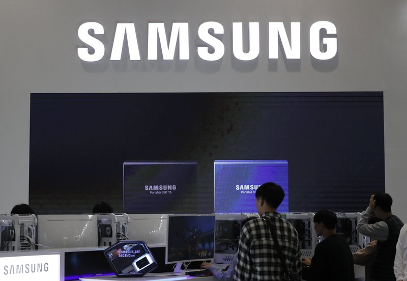 Samsung predicts profit decline as chip market swoons