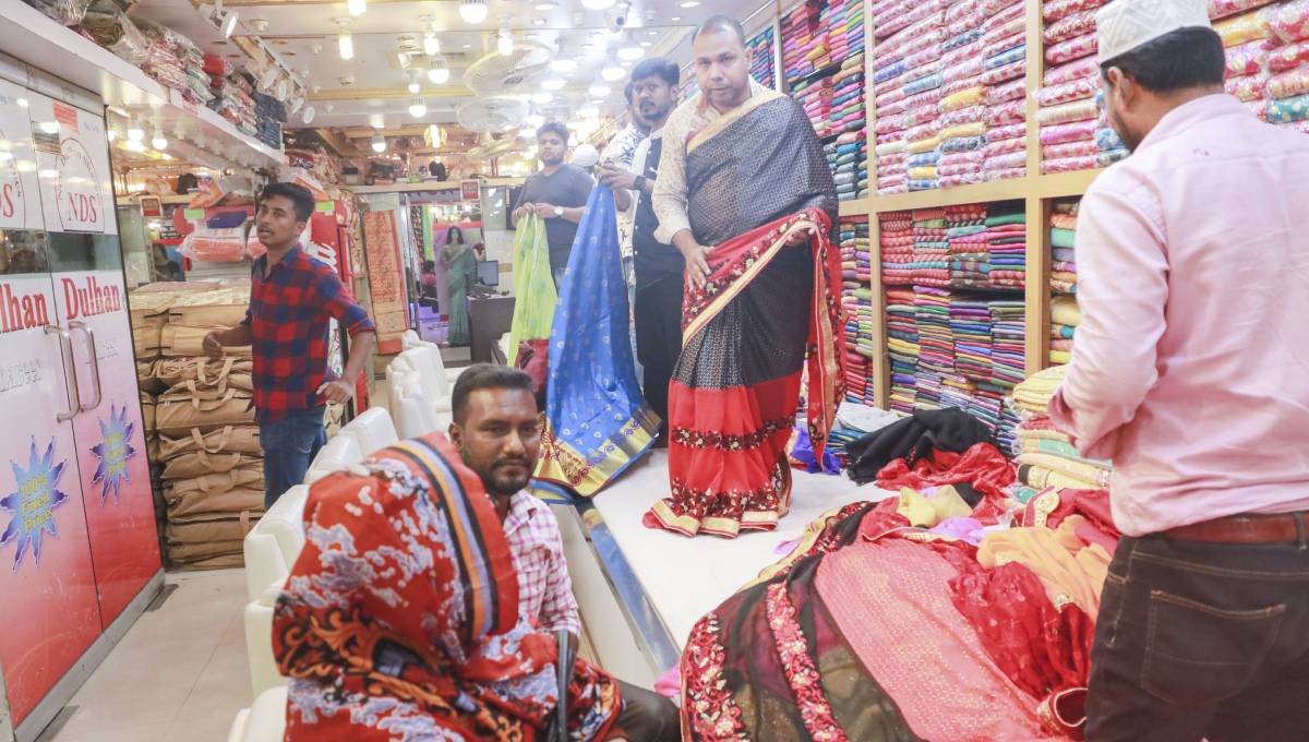 City dwellers crowd malls, markets for last-minute Eid shopping